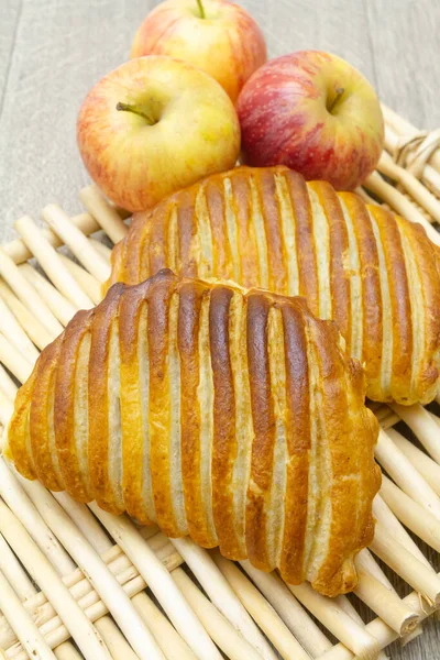 Hasır tepside elmalı turta