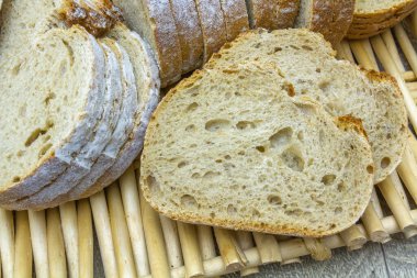 Masada dilimlenmiş köy ekmeği