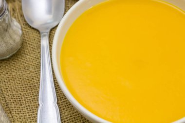 Masada bir kase balkabağı çorbası