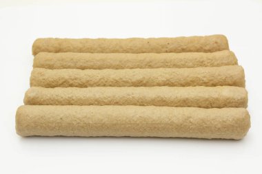 Beyaz arka planda izole edilmiş birkaç çiğ fricadelle.