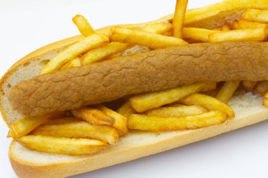 Beyaz arka planda izole edilmiş Amerikan fricadelle sosisli sandviçi.