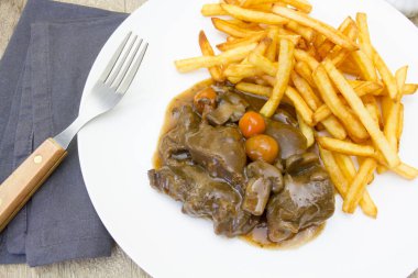 Bir tabak sığır burginyon ve patates kızartması