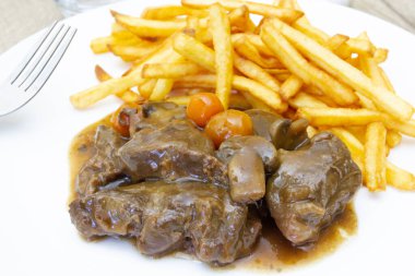 Bir tabak sığır burginyon ve patates kızartması