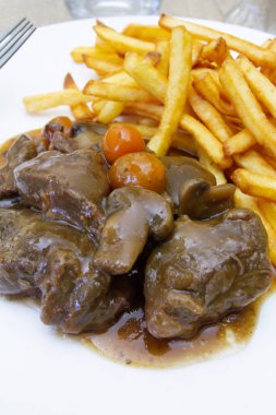 Bir tabak sığır burginyon ve patates kızartması