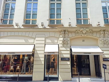 Paris 'teki Chanel mağazasının cephesi