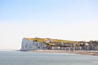 Uçurumun manzarası ve Mers-les-Bains kasabası