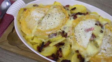 Tahta masadaki Reblochon tartiflette tabağı