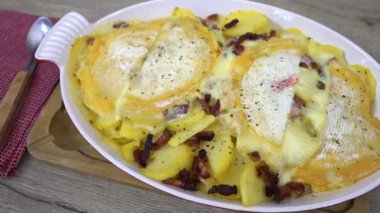 Tahta masadaki Reblochon tartiflette tabağı