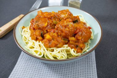 Domates soslu köfte ve spagetti.