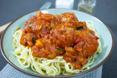 Domates soslu köfte ve spagetti.