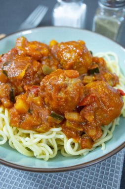 Domates soslu köfte ve spagetti.