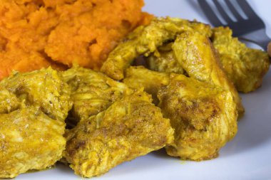 Körili tavuk ve patates püresi.