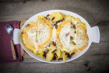 Masadaki Reblochon tartiflette tabağı