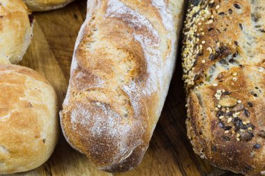 Kesme tahtasındaki çeşitli Fransız ekmeği.