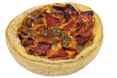 Kızarmış sebzeli vejetaryen tart ve kabak çekirdeği.