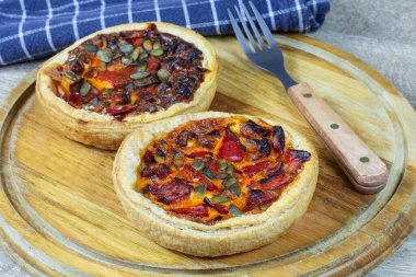 Kızarmış sebzeli vejetaryen tart ve kabak çekirdeği.