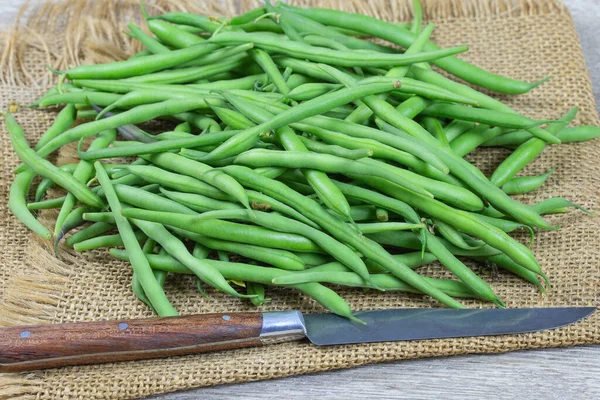 Hög Med Råa Gröna Bönor Ett Träbord — Stockfoto