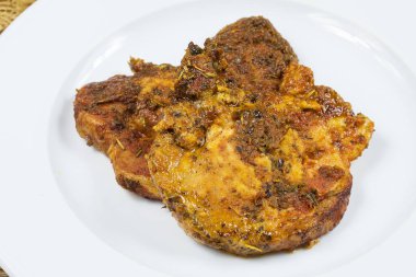 Tabakta ızgara domuz pirzolası