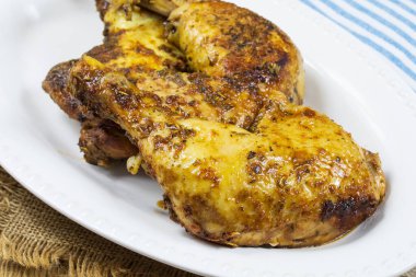 Kızarmış tavuk butları bir tabakta