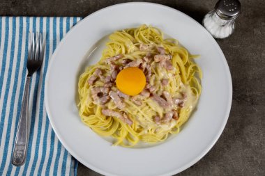 Tabakta carbonara spagettisi