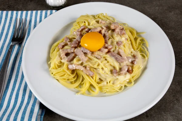 Carbonara Spaghetti Auf Einem Teller — Stockfoto