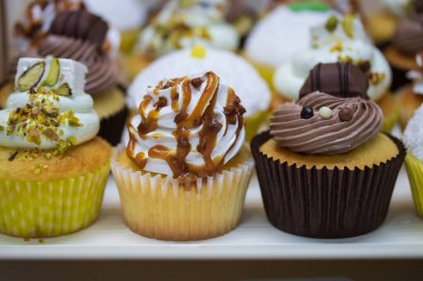 Çikolatalı kek, hindistan cevizi, fıstık ve diğer tatlar.