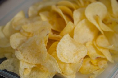 Tabakta cips yığını