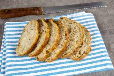 mısır gevreği ekmeği mutfak havlusunda dilimlenmiş.