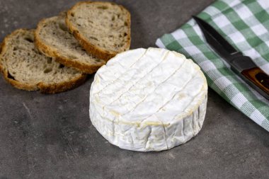 peynirli ve ekmekli hindistan cevizli