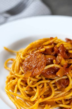 Masada arrabiata olan bir tabak spagetti.