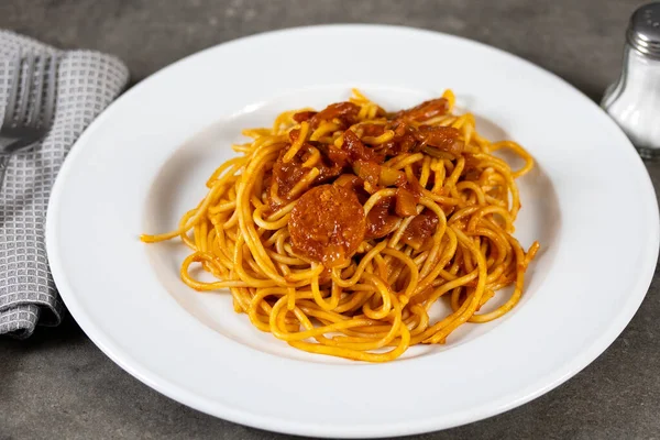 Plato Espaguetis Con Arrabiata Sobre Una Mesa — Foto de Stock