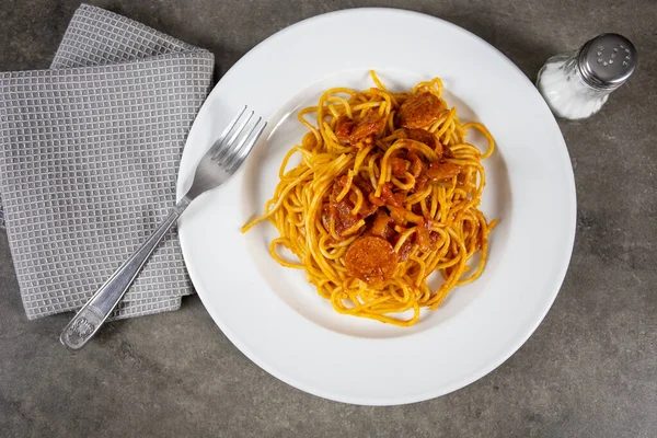 Piatto Spaghetti Con Arrabiata Tavolo — Foto Stock