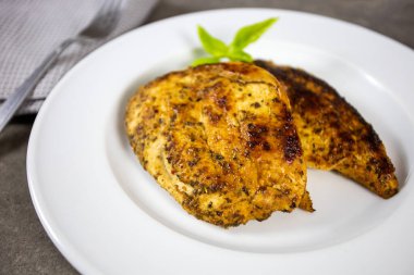 Tabakta ızgara tavuk pirzolası