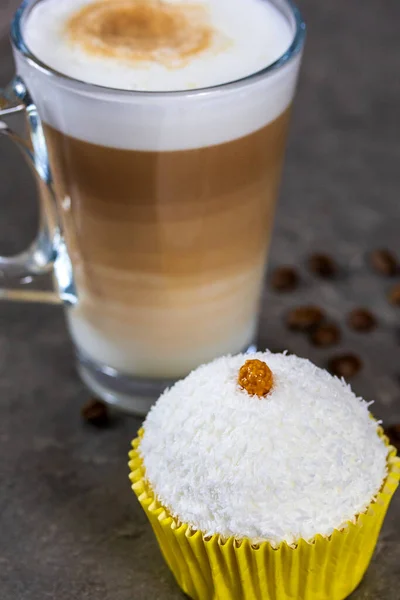 Cupcake Dan Cangkir Cappuccino Atas Meja — Stok Foto