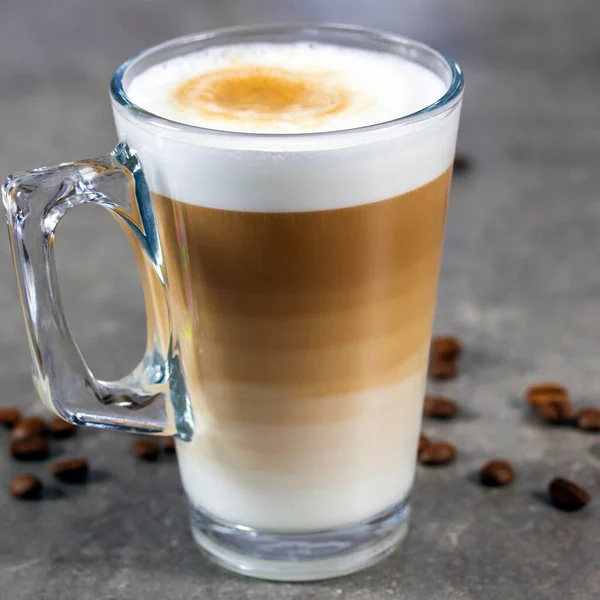 Tasse Cappuccino Auf Einem Holztisch — Stockfoto