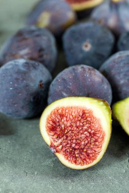 Gri arka planda birkaç incir