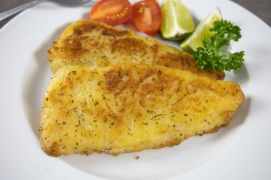 Tabakta pişirilmiş balık fileto.