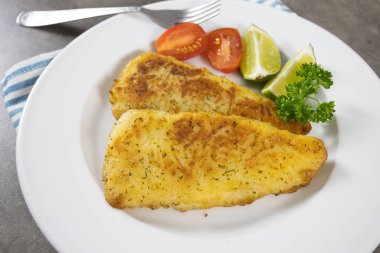 Tabakta pişirilmiş balık fileto.