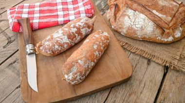 Kesme tahtasındaki kuru sosis.