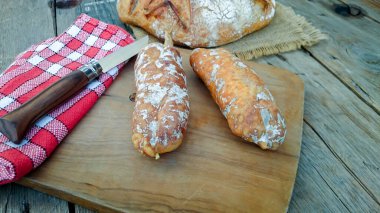 Kesme tahtasındaki kuru sosis.