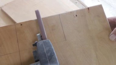 Tahta bir tahtanın kenarlarını dolduran elektrik dosyası