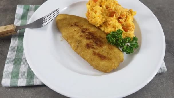 Πιάτο Φιλέτο Ψαριού Και Πουρέ Καρότου Ένα Τραπέζι — Αρχείο Βίντεο
