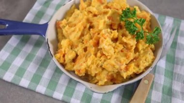 Masada patates püresi ve patates püresi.