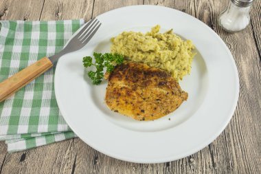 Tavuk pirzolası ve brokoli püresi.