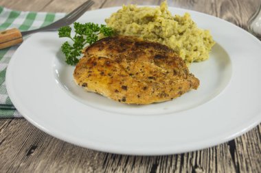 Tavuk pirzolası ve brokoli püresi.