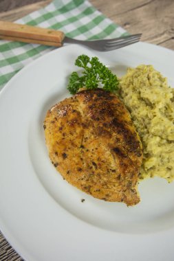 Tavuk pirzolası ve brokoli püresi.