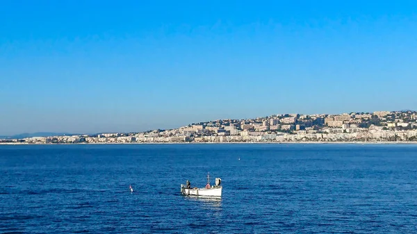 Mooie Kust Met Een Prachtige Blauwe Lucht — Stockfoto