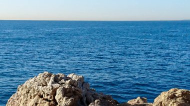 Nice şehrinin yakınındaki kayalık sahil.