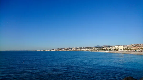 美しい青空と素敵な海岸 — ストック写真