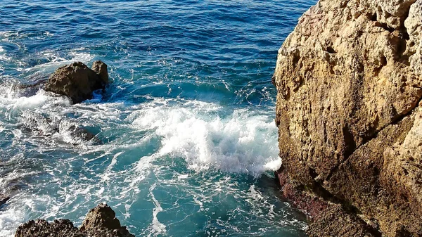 尼斯市附近的岩石海岸 — 图库照片